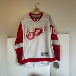 Detroit Red Wings Alex Delvecchio SIGNED jersey. New with tags. Size M